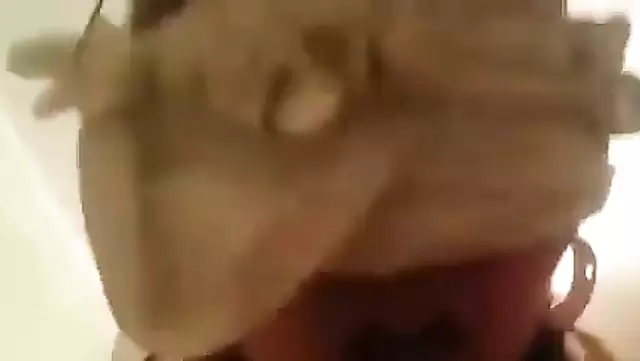 Ateşli Kırgızistan, kocasının aletine boşalıyor.
